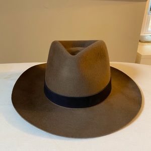 Janessa Leone Luca hat